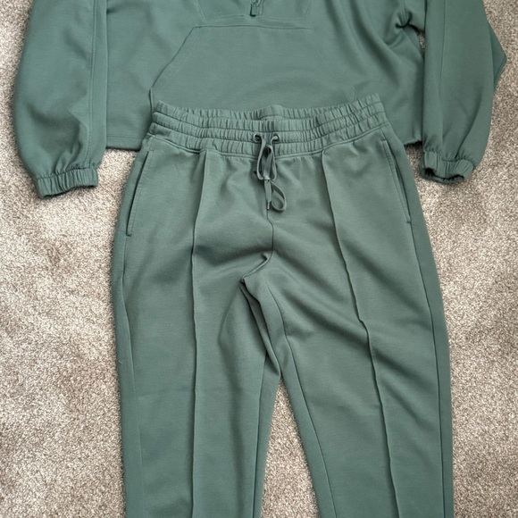 90 Degree By Reflex green Activewear Set - Picture 2 of 3